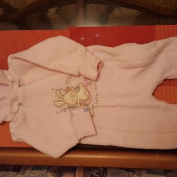 Продам велюровый комбинезон для девочки