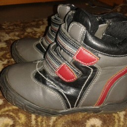 продам демисезонные ботиночки на мальчика 