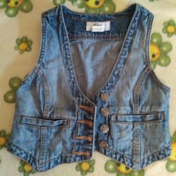 Джинсовая жилетка на девочку, на рост 122 см