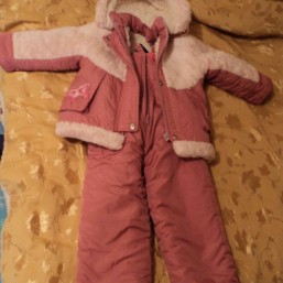 Зимний комбинезон с курточкой на овчине.