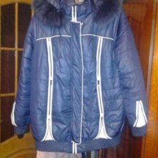 Зимняя куртка 54-56 размер ,тёплая с низу на резинке, синего цвета..,впереди на 4 кнопках но 2 не работают их не видно.