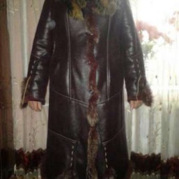 Дубленка в хорошем состоянии ,не натуральная с напилением темно-феолетового цвета ,с капюшеном.