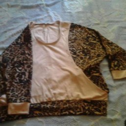 Кофточка трикотажная не разу не одета ,большая не угодала с размером.