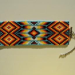 Яркий браслет из бисера