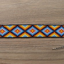 Яркий браслет из бисера