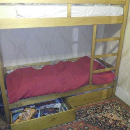 Деревяная двухъярусная кровать 