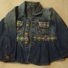 Джинсовая куртка на девочку 4 лет, с яркой вышивкой