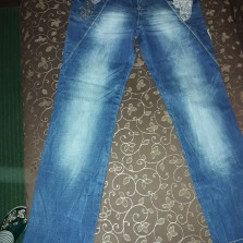 Джинсы женские   р.30 длина от пояса до низа 94 см.