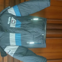 Очень теплая зимняя куртка на мальчика от 3 до 5 лет