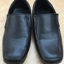 Нарядные черные туфли мальчику на выпускной в сад