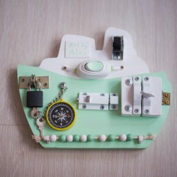 Бизиборд(busy board)/игрушка-тренажер для ребенка.