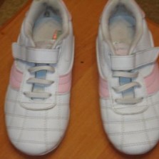   продаю девичьи кожанные кроссовки 29 размера