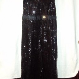 продаю эксклюзивное молодежное платье черного цвета с поетками 44 размера