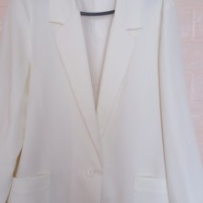 красивый белый пиджак
