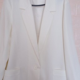 красивый белый пиджак