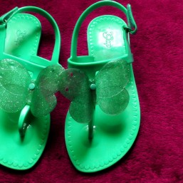 Обувь на девочку.