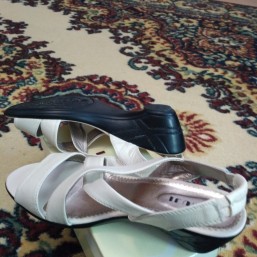 Босоножки кожаные.