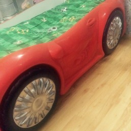 продаю детскую кровать - машинку с мебелью