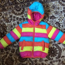 Яркая демисезонная куртка для девочки на 3 года
