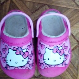 Розовые прорезиненные тапочки для девочки 