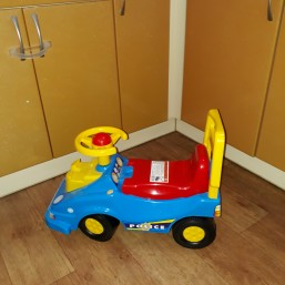 Продаю машину каталка толокар