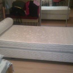 Продам односпальную кровать с матрасом