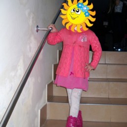 Вязаная кофточка на девочку