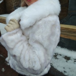  Белая меховая шубка 