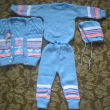 Костюм-Четверка новый детский унисекс штаны,свитер,жилет,шапка