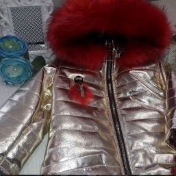 Хит сезона весна 2018 крутая курточка золотого цвета.