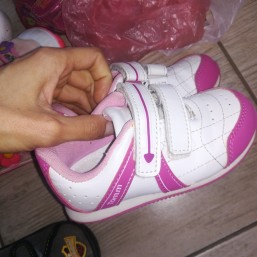Продаю кроссовки для девочки 