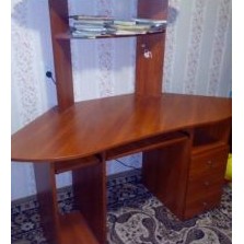 Компьютерный письменный стол.