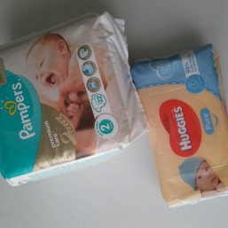 Подгузники и влажные салфетки