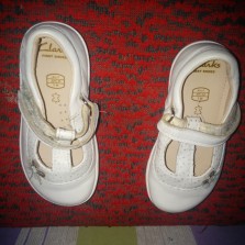 Нарядные белые лакированные туфли на девочку