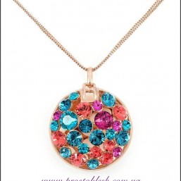 Сверкающая позолоченная подвеска в красочном дизайне.