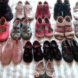 Много разной обувочки для девочки