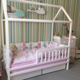  Деревянная кроватка Домик