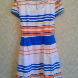 яркое платье с карманами 