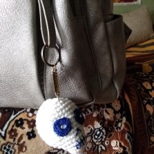 Череп-брелок вязаный