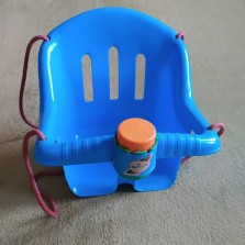 Качели с пищалкой