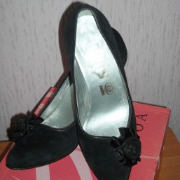 Чёрные замшевые туфли с кожаной розой кожаная подошва