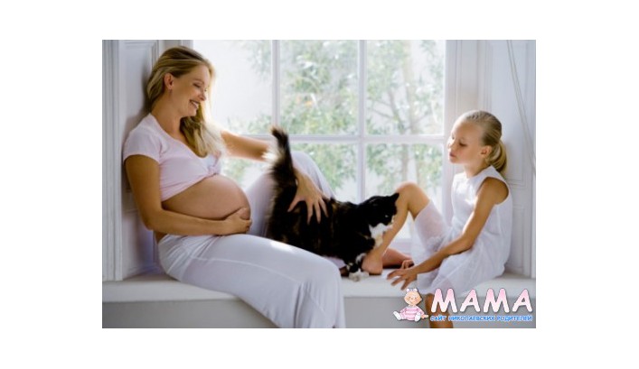 Беременная женщина и животные в доме.