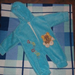 Тёплый комбинезончик с капюшоном.