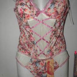 Корсет, маечки, футболки.